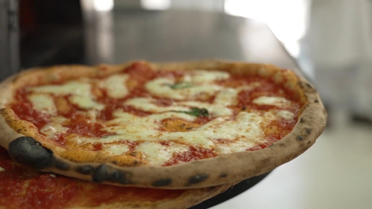 A crust above: What makes the perfect Neapolitan pizza? - Italian Food